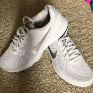 NEW Nike 7.5 White Running Shoes